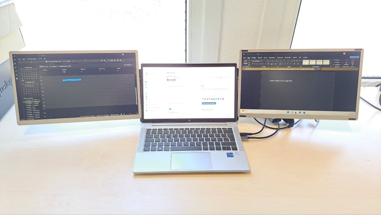 Mobiler Notebook Arbeitsplatz mit zwei zusätzlichen Bildschirmen im Homeoffice